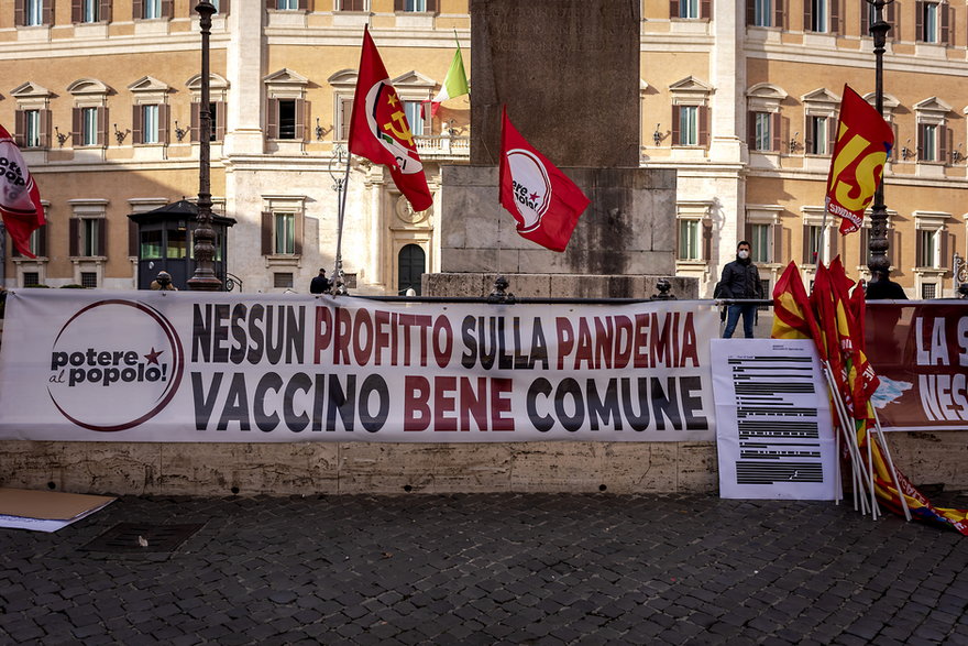 Demonstracja zwolenników uwolnienia patentów na szczepionki przeciwko koronawirusowi. Rzym, marzec 2021 r.