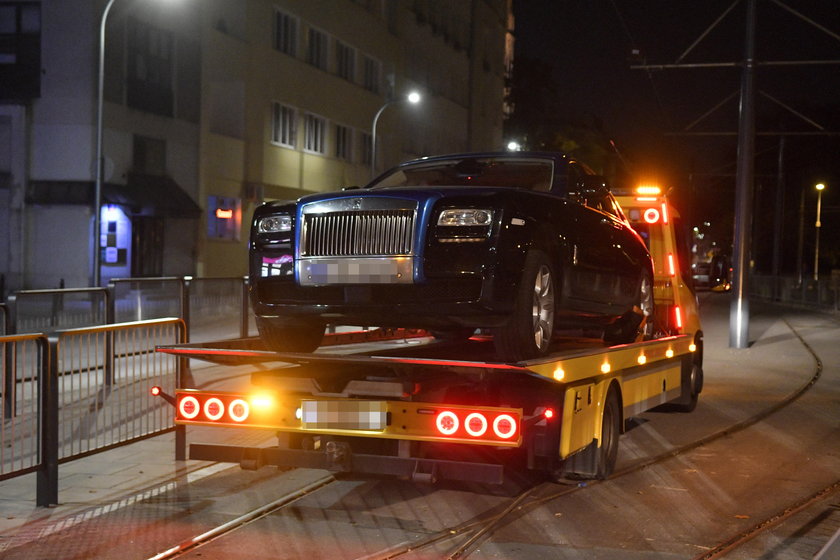 Samochód warty fortunę zderzył się z taksówką. Niecodzienny wypadek w Warszawie