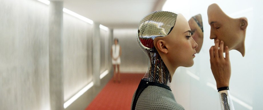 Kadr z filmu Ex Machina - brytyjskiego thrilleru science fiction