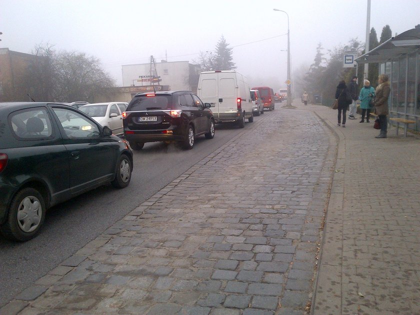 Sami stoją w korku, więc „zakorkują” urzędnikom maile?