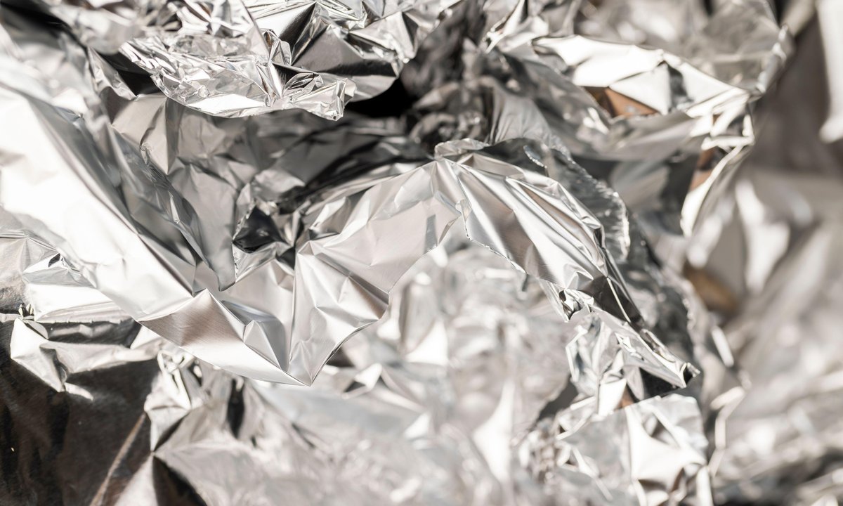 Gdzie wyrzucić folię aluminiową? To wcale nie jest takie oczywiste