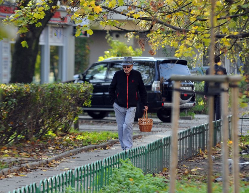 Jan Nowicki z wiklinowym koszem