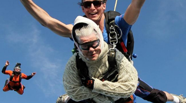 Irene O'Shea pulcsiban repült / Fotó: SA Skydiving