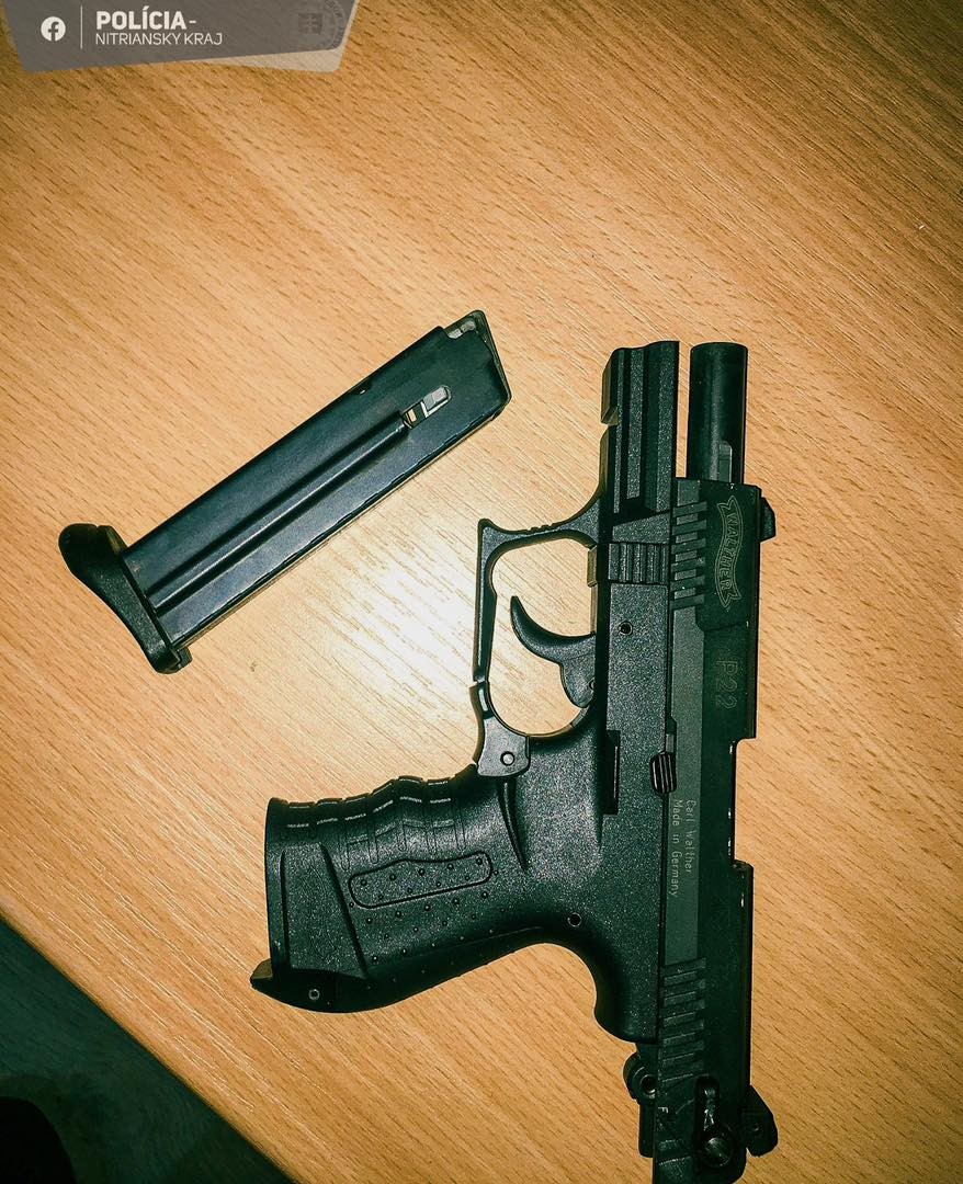 Policajti nitrianskej pohotovostnej motorizovanej jednotky (PMJ) zadržali podozrivého muža, ktorý sa vyhrážal so zbraňou v ruke. 