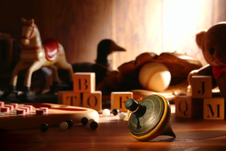 <b>eToys.com</b>
<br><b>Debiut giełdowy: </b> 13 maja 1999
<br><b>Spadek wartości akcji:</b> 84$ -> 0,09$
<br><br>
eToys to internetowy sklep z zabawkami, który największe triumfy święcił w końcówce lat '90. Rozbudowana strona sklepu wyposażona była w kompleksową wyszukiwarkę, recenzje produktów, a nawet kolumny z interesującymi poradami dla rodziców. eToys to również rozbudowany marketing - newslettery wysyłane do klientów oraz telewizyjne spoty. Firma weszła na giełdę w 1999 roku. W dniu debiutu jej akcje wzrosły z 20 do 76 dolarów, co było wynikiem zaskakująco dobrym. Gdyby nie zbieg kilku nieszczęśliwych zdarzeń, eToys.com mógłby być dziś wielkim rywalem Amazona. Tak się jednak nie stało - problemy z dostawą zamówionych przesyłek oraz budowa dwóch wielkich i kosztownych magazynów doprowadziły firmę na skraj bankructwa