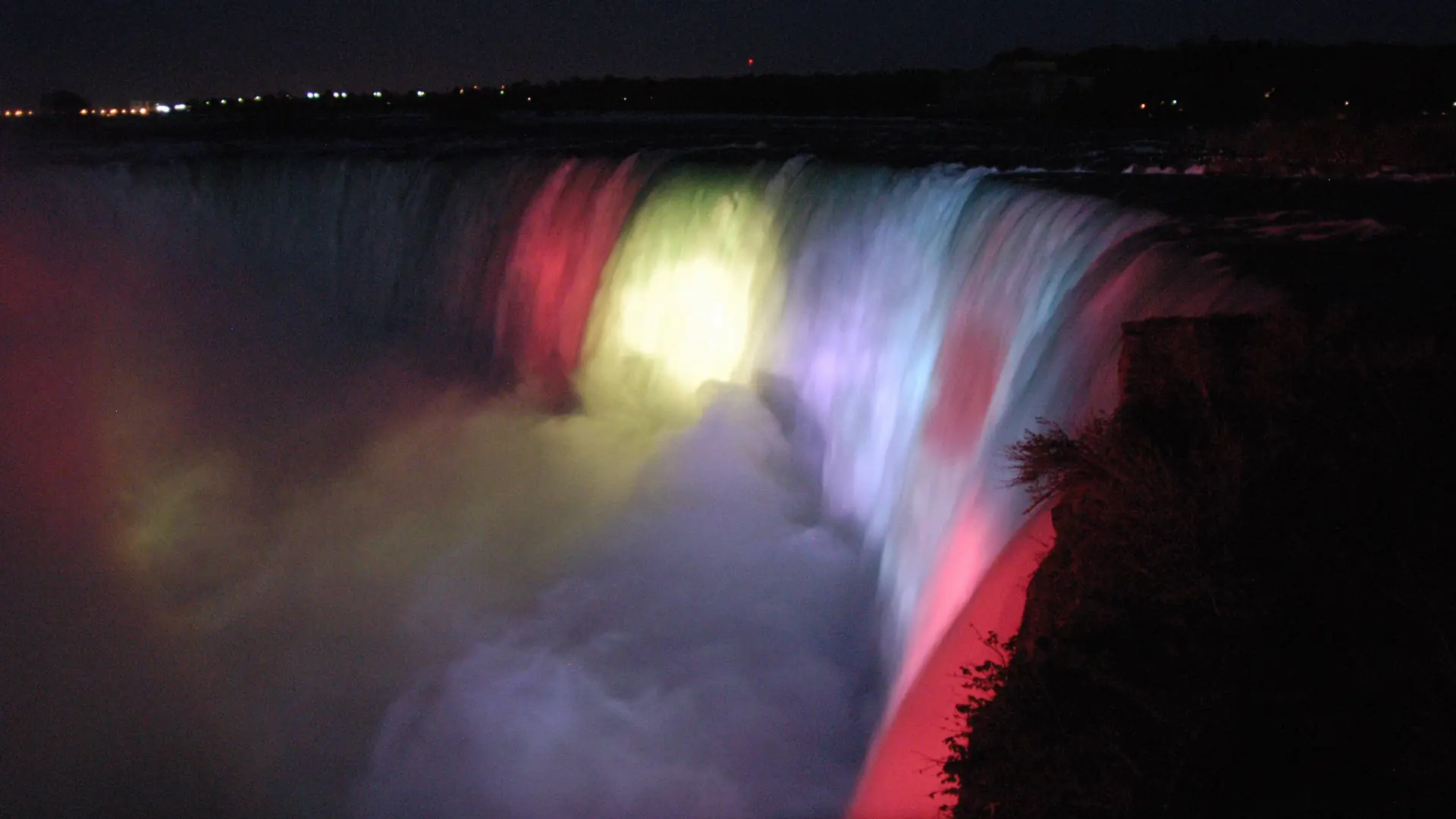 Wodospad Niagara w biało-czerwonych barwach. Kanada świętuje 100-lecie polskiej niepodległości