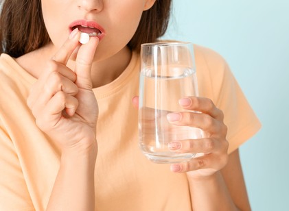 Rosszul szoktuk meg: ennyi vízzel kell bevenni a gyógyszert! Gyomorfekély lehet belőle, ha alábecsüli a 2–20–30 szabályt című cikk nyitóképe