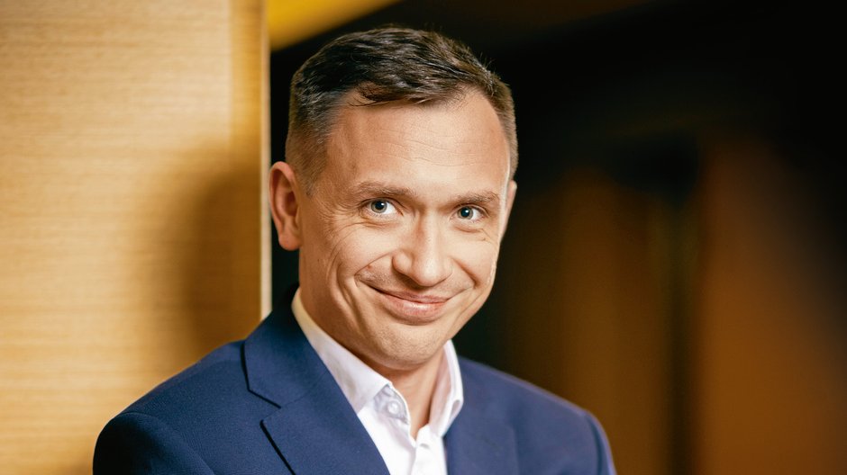 Kamil Sadowniczyk jest dyrektorem Manpower w Polsce.Zarządza największą marką w strukturach ManpowerGroup, oferującą takie rozwiązania jak praca tymczasowa, outsourcing, rekrutacje stałe. Odpowiada za tworzenie i realizację długoterminowej strategii rozwoju brandu. Karierę w Manpower rozpoczął w 2017 roku jako menedżer regionalny, by następnie awansować na dyrektora dywizji odpowiedzialnej za rozwój sieci oddziałów OnSite. Z branżą HR jest związany od 17 lat.