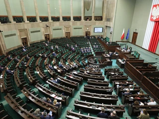 PiS wycofał się z projektu zakładającego likwidację od 2020 r. górnego limitu przychodu, do którego płaci się składki na ubezpieczenia emerytalne i rentowe, który wynosi 30-krotność prognozowanego przeciętnego wynagrodzenia w gospodarce.