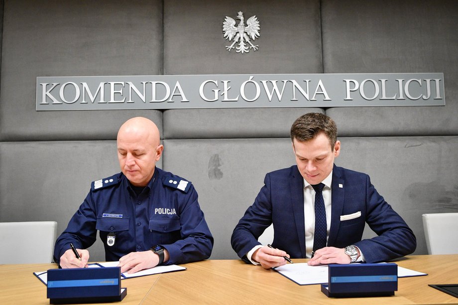 Podpisanie porozumienia o współpracy pomiędzy szefem KNF Jackiem Jastrzębskim i komendantem głównym policji gen. Jarosławem Szymczykiem