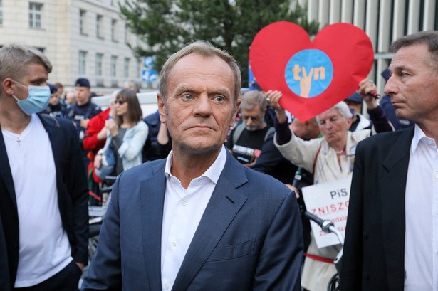 Donald Tusk podczas manifestacji "Wolne media. Wolni ludzie. Wolna Polska”