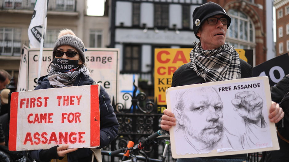 Zwolennicy Juliana Assange'a przed londyńskim sądem, 26.03.2024 r.