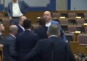 Napadnut Milan Knežević u skupštini CG