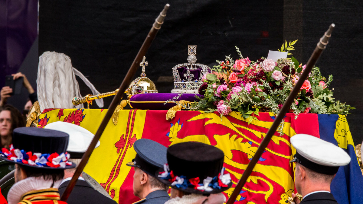 W jakim stroju została pochowana Elżbieta II? Ekspertka mówi o detalach