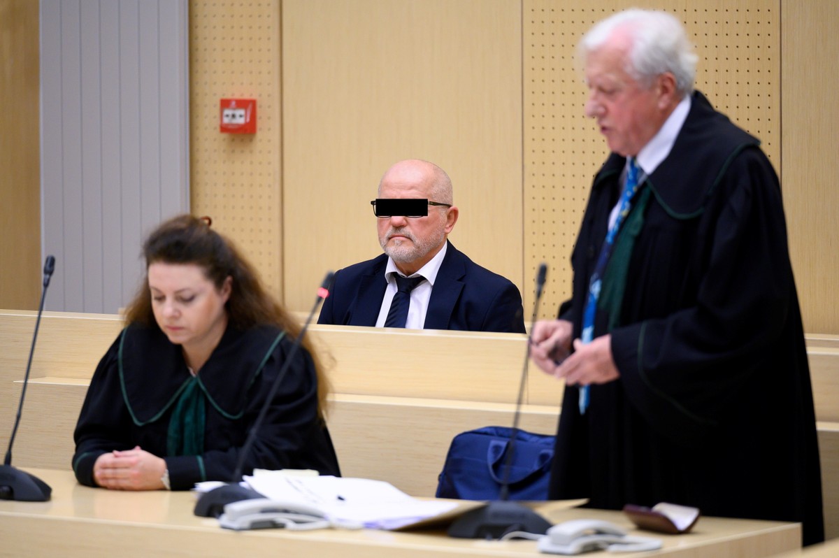 Oskarżony Mirosław R. ps. Ryba na sali sądu w Poznaniu