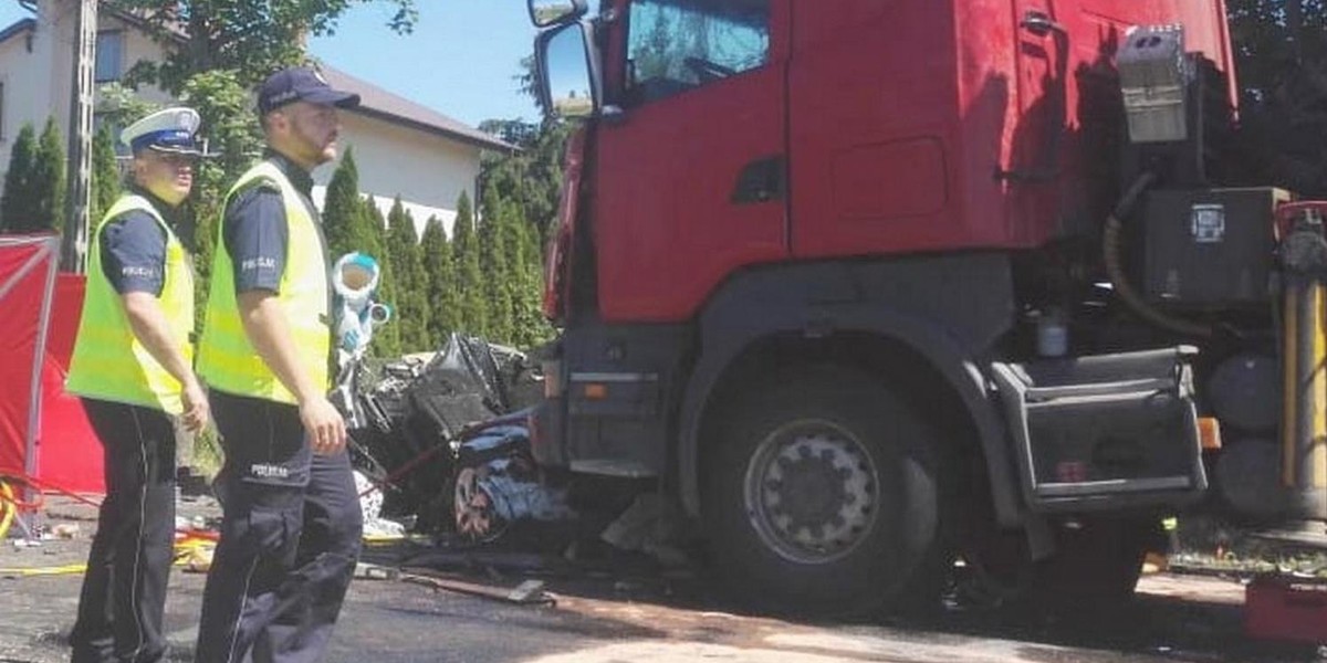 Wypadek w Myszyńcu Starym. Tiry zmiażdżyły Citroena. Zginęły 2 osoby