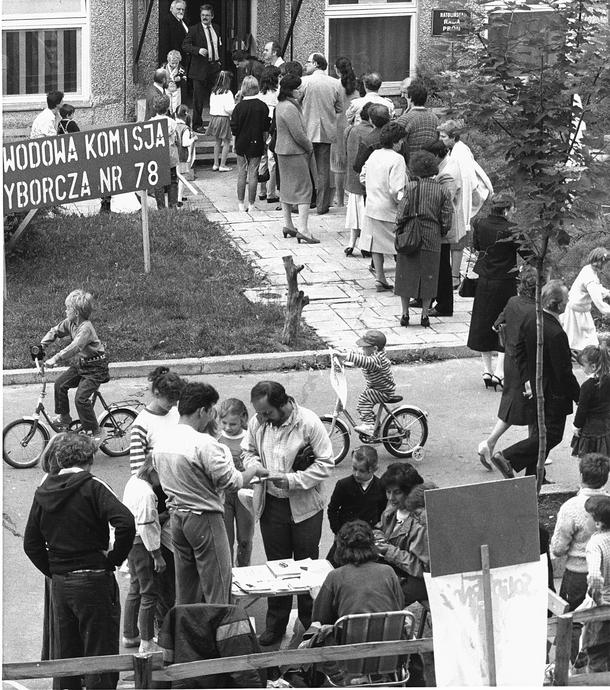 Kolejka przed lokalem wyborczym na warszawskim Ursynowie, 4 czerwca 1989 r.
