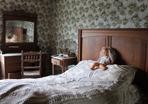 Zašto ne bi trebalo da spavate pored ogledala i kako to može naštetiti vašem zdravlju