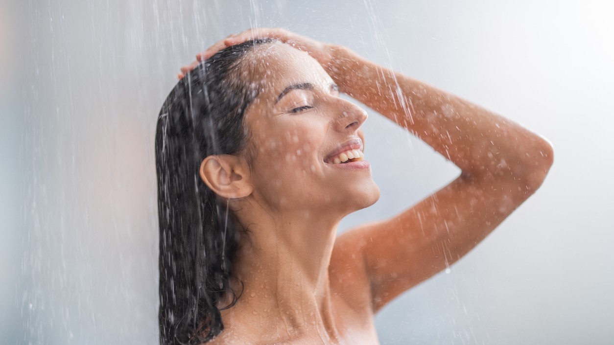 Sprcha ráno vás naštartuje, večer ukľudní. (Ilustračný obrázok)
