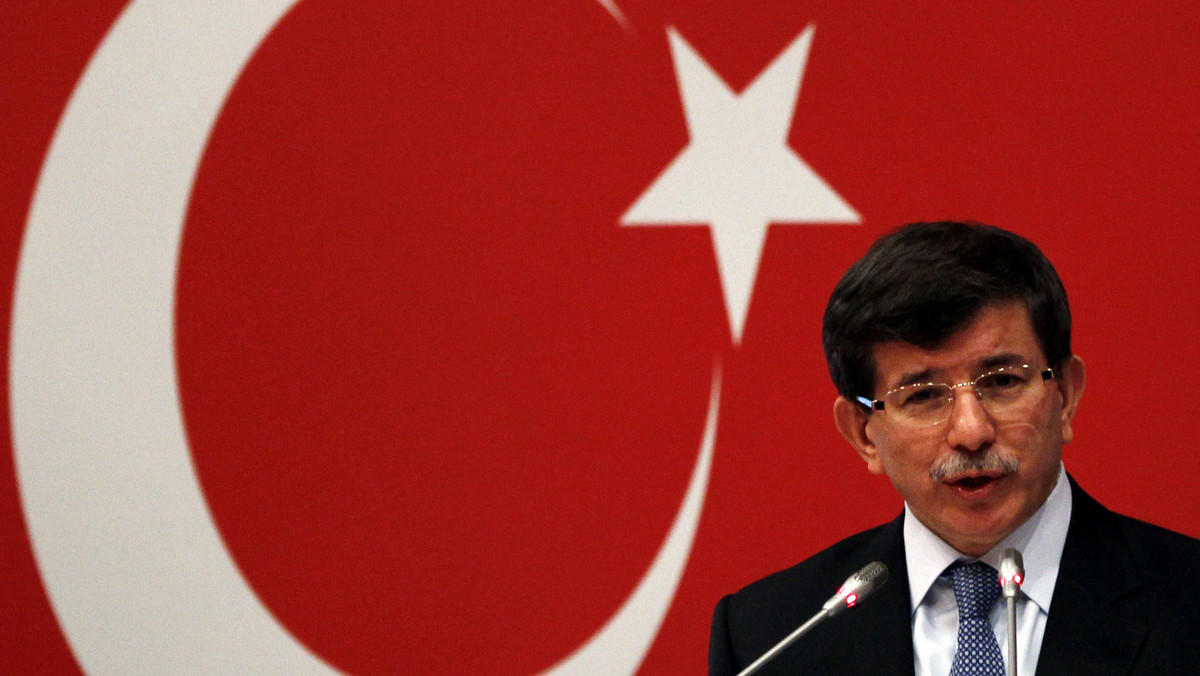 - Turcja nie chce ingerować w sprawy wewnętrzne Syrii, ale nie będzie stała bezczynnie, jeśli zagrożone zostanie bezpieczeństwo regionu - powiedział dzisiaj turecki minister spraw zagranicznych Ahmet Davutoglu.