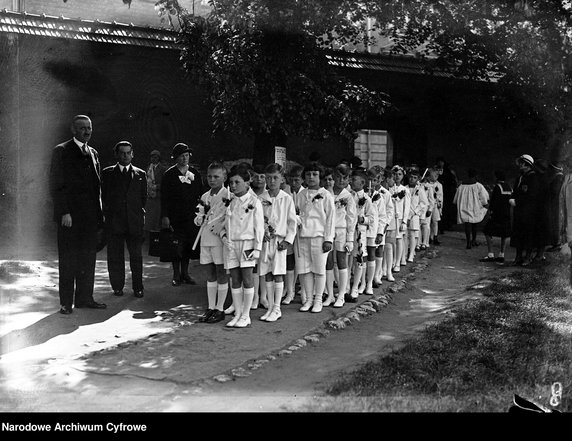 Dzieci czekające na wejście do kościoła (Pierwsza komunia uczniów szkoły powszechnej im. św. Wojciecha w Krakowie 1933 rok) - domena publiczna