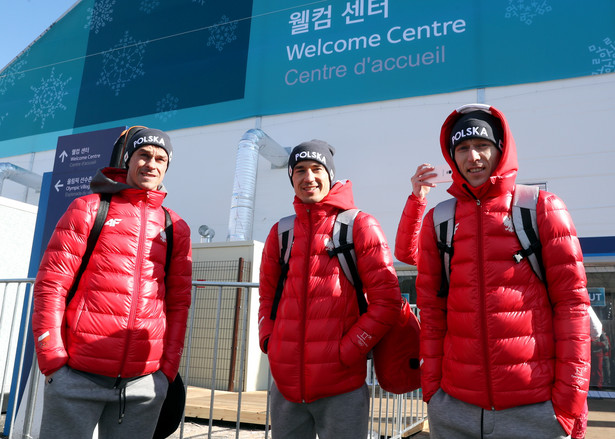 Pjongczang 2018: Stoch i jego koledzy wylądowali w wiosce olimpijskiej. Do Korei lecieli klasą biznes
