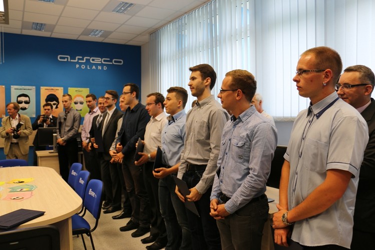 Samo laboratorium do dyspozycji studentów zostało oddane kilka tygodni temu. Był w nim realizowany przedmiot o nazwie „Systemy informatyczne klasy enterprise”. Dziś wyróżniono studentów, którzy brali udział w zajęciach. Od tej pory podstawowym zadaniem będzie realizacja projektów badawczo-rozwojowych.