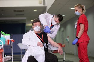 Prof. Gut: Szczepionka jest sprawdzona, ale nadal trzeba przestrzegać obostrzeń