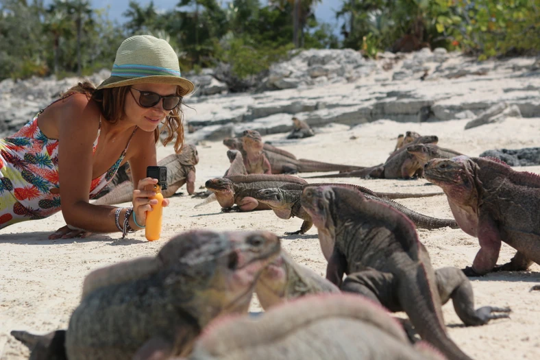 Ania i różowe iguany na Leaf Cay, Bahamy