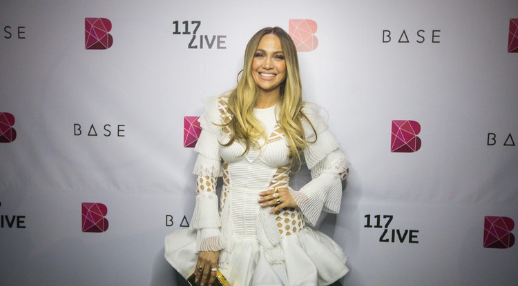 Jennifer Lopez parádés kockahasat villantott