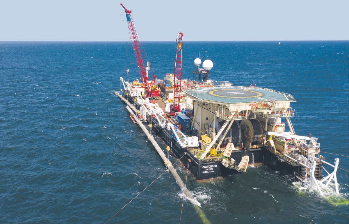 Statek Castoro 10 spawający rury gazociągu Nord Stream 2. Wysoki stopień zaawansowania jego budowy miał być powodem, dla którego USA zrezygnowały z wprowadzenia sankcji wobec Rosji