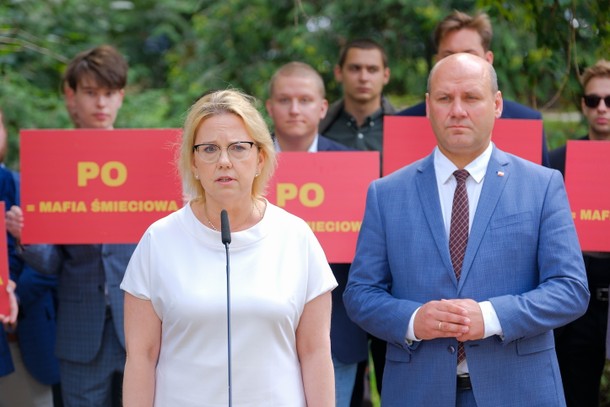 Anna Moskwa oraz Szymon Szynkowski vel Sęk podczas konferencji nt. skargi Polski do TSUE na Niemcy ws. nielegalnych odpadów. Warszawa, 26.07.2023 r.