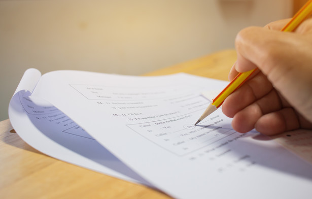 Jedna ze zmian w Szwecji to powrót w szkole podstawowej do tradycyjnych egzaminów z wykorzystaniem drukowanego tekstu, ołówka lub długopisu.