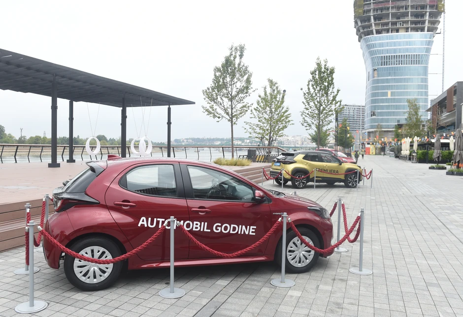 „Jaris“ je od strane 59 automobilskih novinara, proglašen za evropski automobil 2021. godine. Žiri je posebno pohvalio njegovu hibridnu tehnologiju i nisu emisiju štetnih gasova