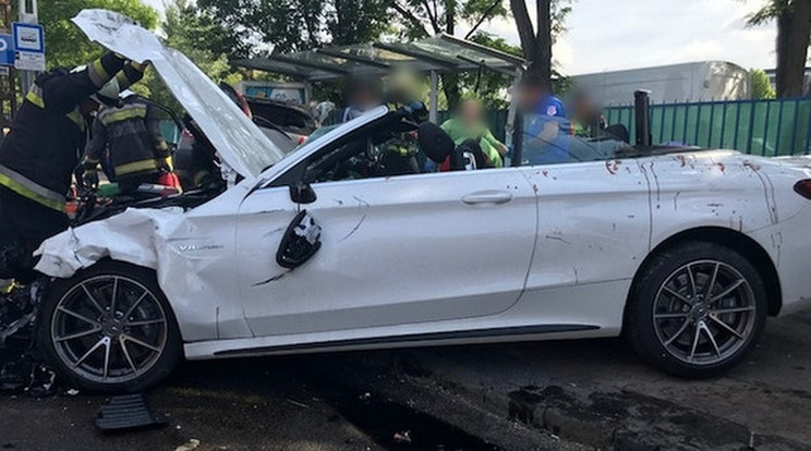 Így nézett ki a buszmegállóba csapódó kabrió a baleset után /Fotó: police.hu