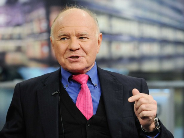 Inwestorzy powinni kupować akcje giełdowych spółek i pozbywać się gotówki oraz obligacji – uważa Marc Faber. Jego zdaniem rządy będą drukować zbyt dużo pieniędzy, co może grozić powstaniem nowej bańki kredytowej.