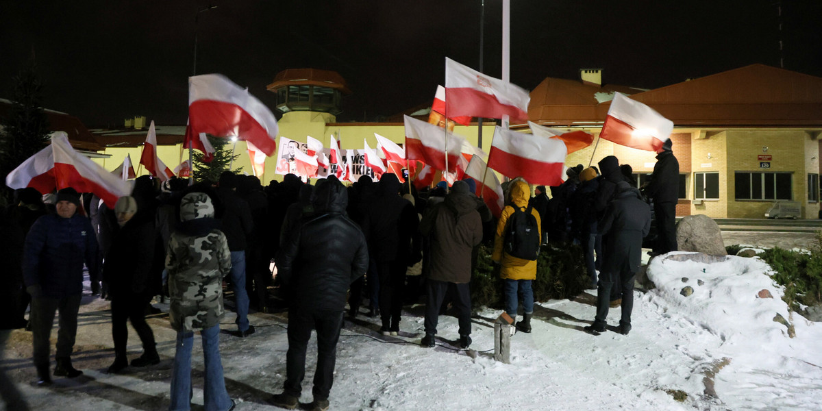 Manifestacja pod więzieniem w Radomiu.