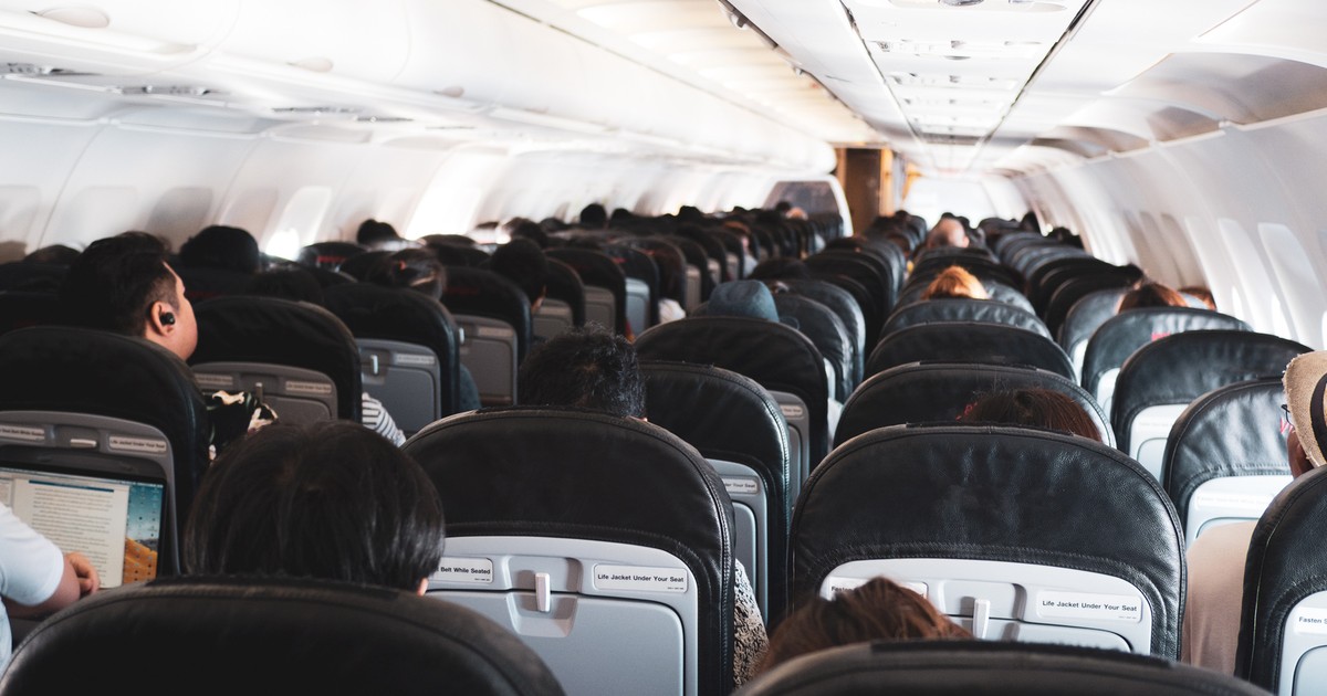 "Patent" na pusty rząd w samolocie podbija TikToka. Internautka zdradza sposób. W komentarzach burza