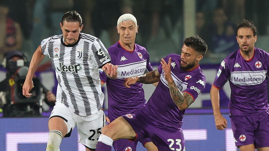 Fiorentina pokonała Juventus. Krzysztof Piątek (w środku) musiał kończyć mecz z opatrunkiem na głowie