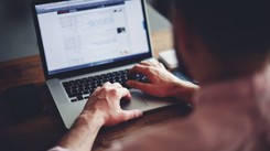 Oszuści wyłudzili 2,5 miliona złotych. Policja rozbiła międzynarodową grupę przestępczą