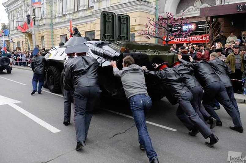 Transporter opancerzony potrzebuje pomocy (źródło: OnlineMagazin