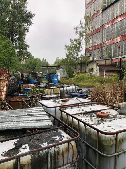 Odpady niebezpieczne na terenie byłych zakładów Terpen - 27.08.2022 - autor: Nadesłane przez czytelnika