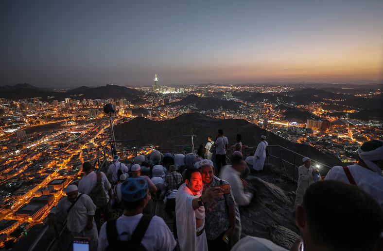 Pielgrzymi na górze Jabal Al-Noor ponad Mekką
