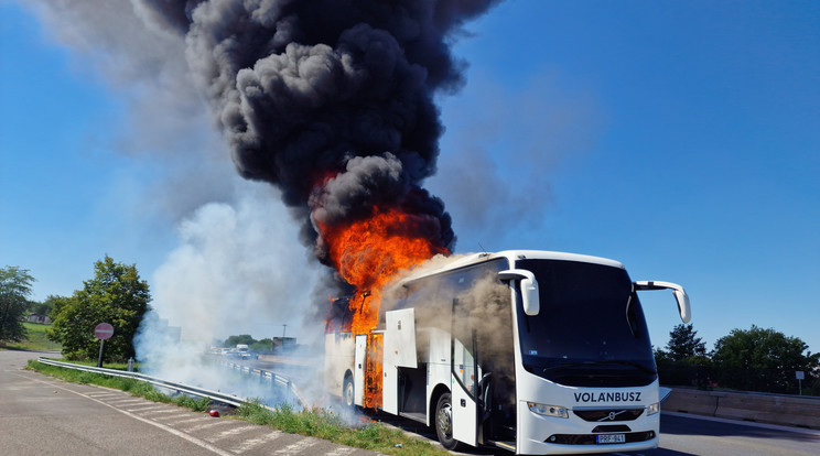 Égő autóbusz az M3-as autópálya 19-es kilométerénél, Mogyoród közelében. A távolsági busz műszaki hiba miatt gyulladt ki, a tűzben senki nem sérült meg / Fotó: MTI / Mihádák Zoltán