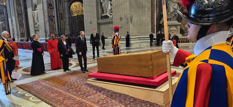 Premijer Đuro Macut odao poštu pred kovčegopm Pape Franje