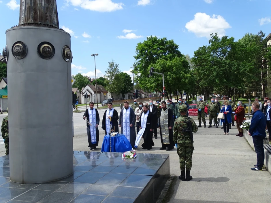 Pomen Milenku Pavloviću pred njegovim spomenikom u Valjevu
