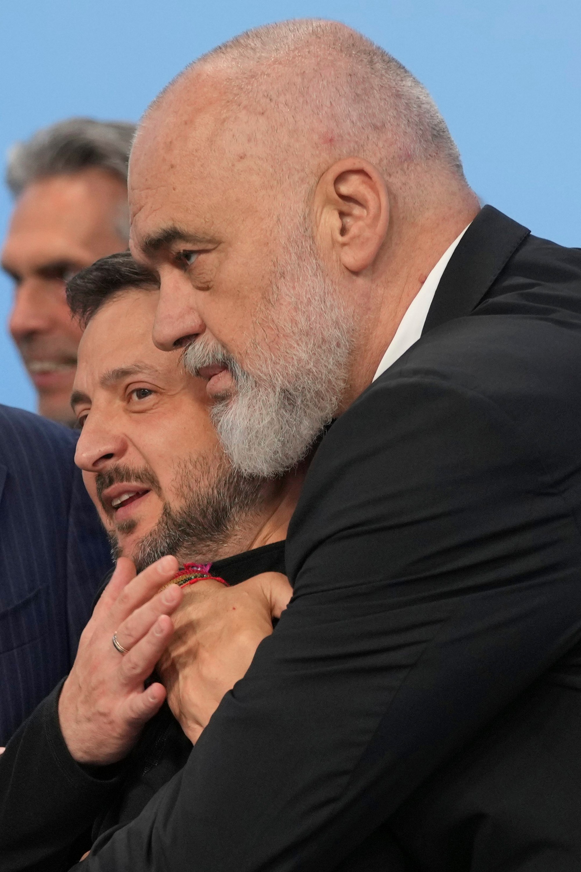 Albánsky premiér Edi Rama (vpravo) objíma ukrajinského prezidenta Volodymyra Zelenského.