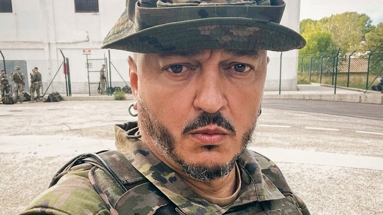 Ukrajinský muzikant, dnes vojak Ozbrojených síl Ukrajiny Andrij Pidlužnyj.