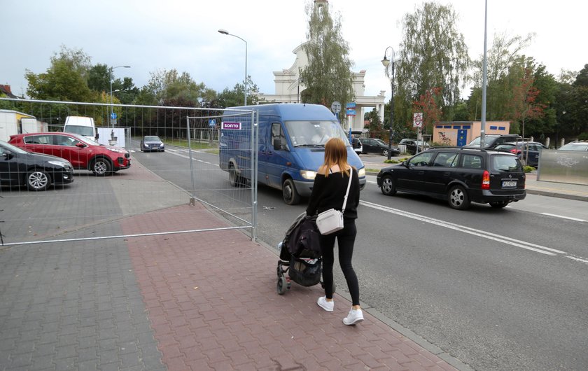 Mieszkańcy Wesołej mają problem. Sąsiad zagrodził im chodnik