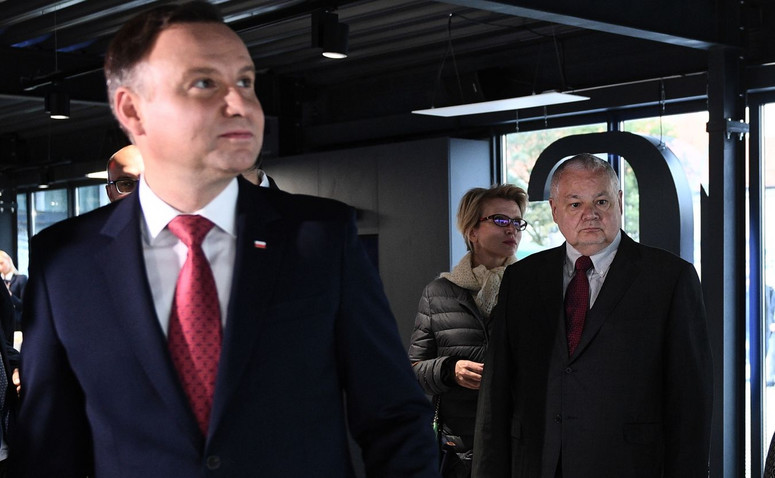 Polsat zbija argument prezydenta Dudy o siatce płac w NBP. 